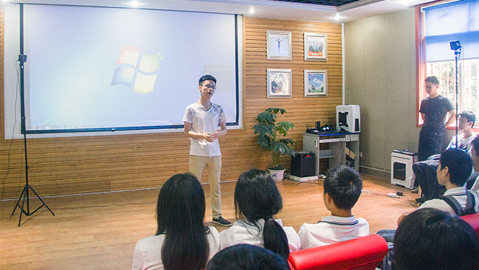 不一樣的開班儀式，體驗(yàn)VR科技之旅