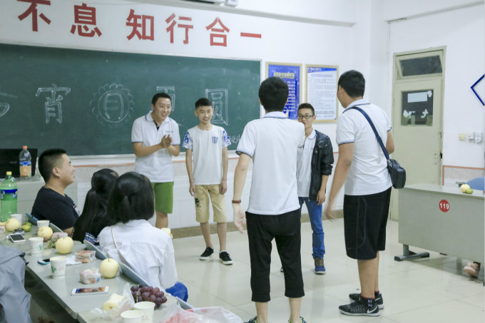 中秋節(jié)到了，各班級(jí)舉辦茶話會(huì)歡度佳節(jié)