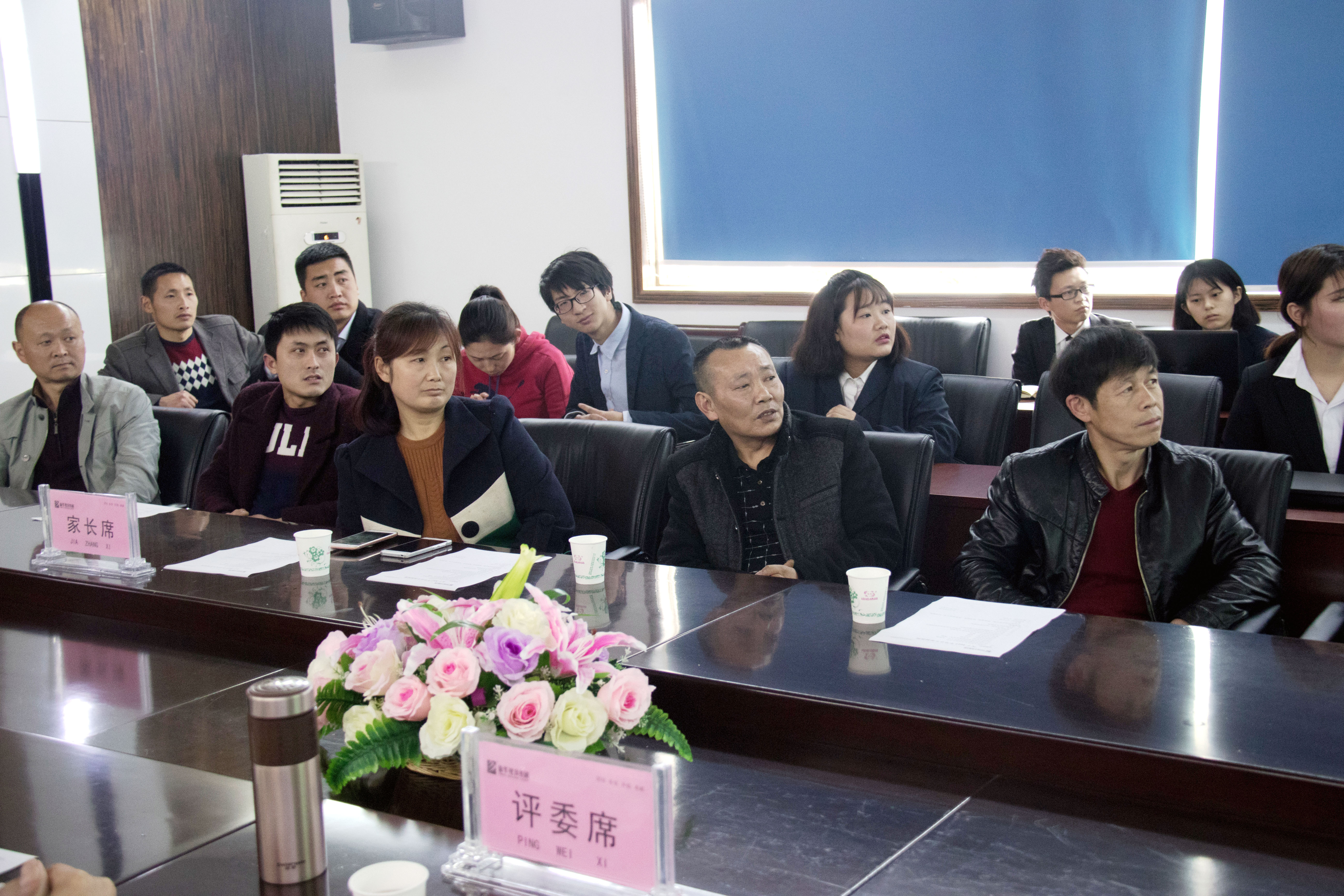 幸福就是，畢業(yè)答辯時(shí)有父母的見證