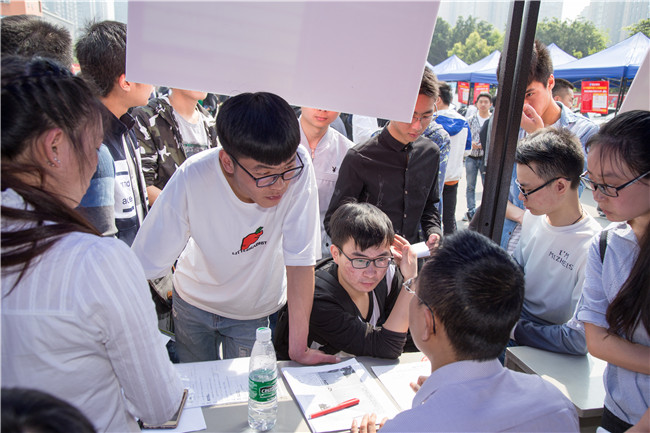 IT人才供需洽談會(huì)：100多家企業(yè)，“職”為新華