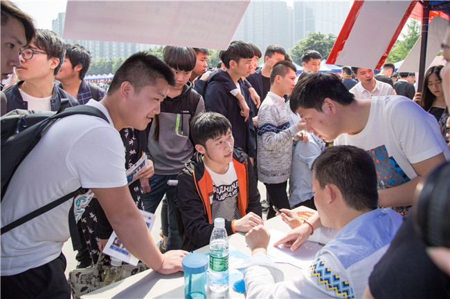 IT人才供需洽談會(huì)：100多家企業(yè)，“職”為新華