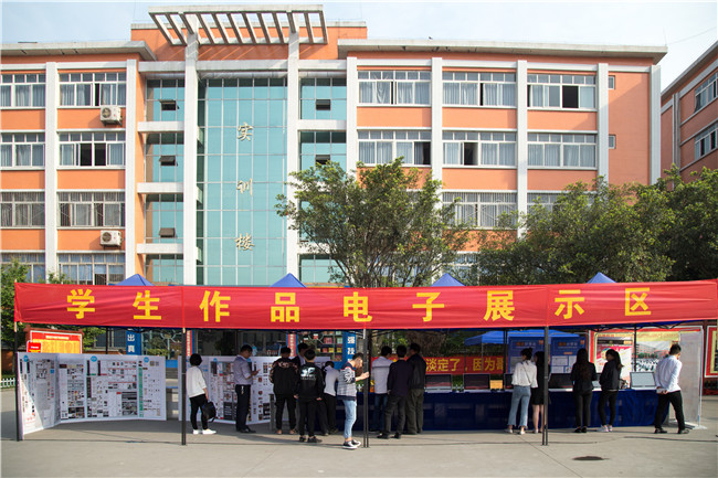 IT人才供需洽談會(huì)：100多家企業(yè)，“職”為新華