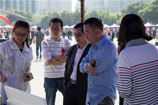 IT人才供需洽談會(huì)：100多家企業(yè)，“職”為新華