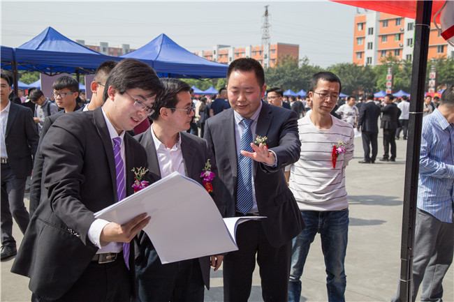 IT人才供需洽談會(huì)：100多家企業(yè)，“職”為新華