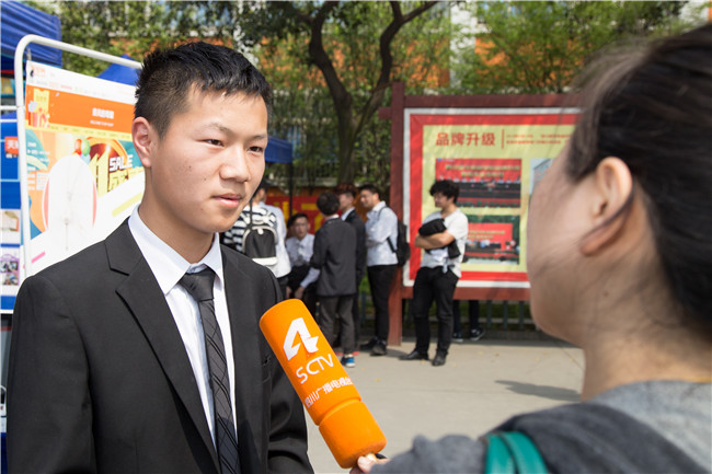 IT人才供需洽談會(huì)：100多家企業(yè)，“職”為新華