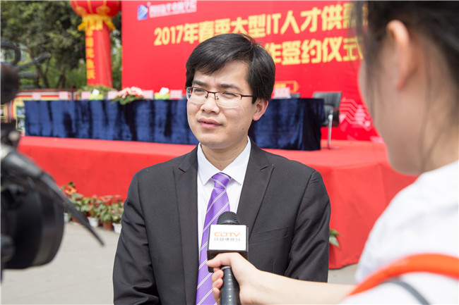 IT人才供需洽談會(huì)：100多家企業(yè)，“職”為新華