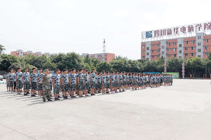 秋季軍訓(xùn)會(huì)操完滿結(jié)束，新生面貌煥然一新
