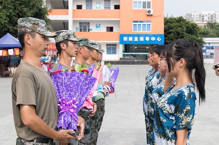 秋季軍訓(xùn)會(huì)操完滿結(jié)束，新生面貌煥然一新