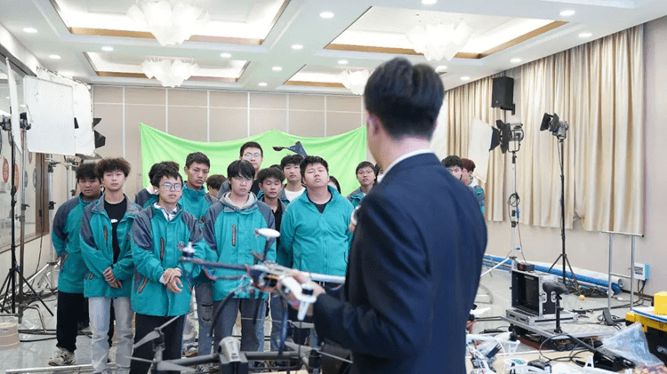 就業(yè)寒冬，初高中生考不上大學(xué)，出路到底在哪里